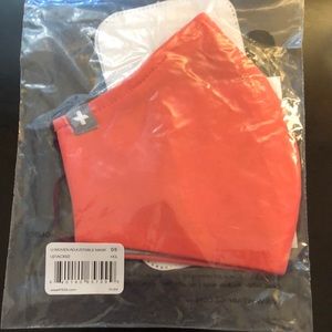 Figs face mask in coral